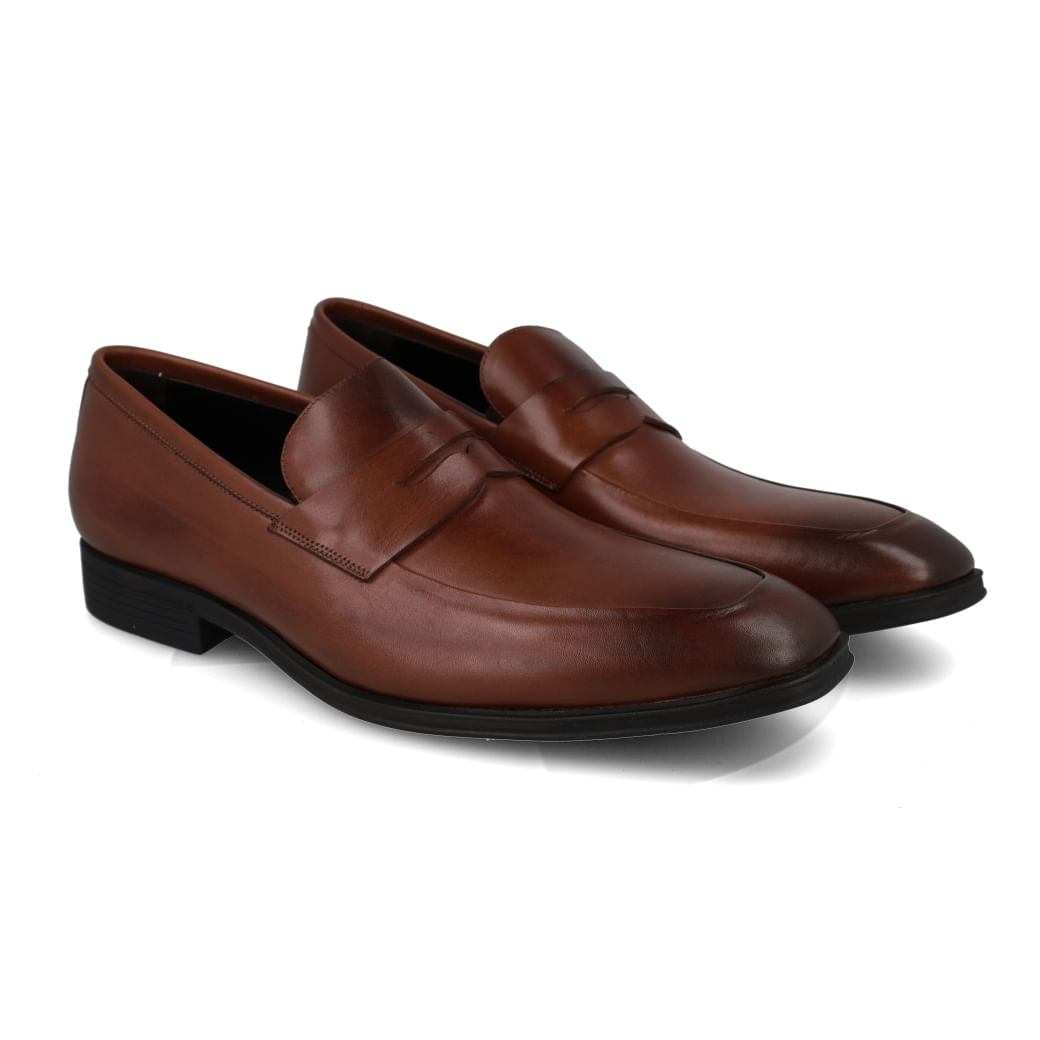 Par de sapatos sociais Constantino Calçados couro marrom vista frontal esquerda
